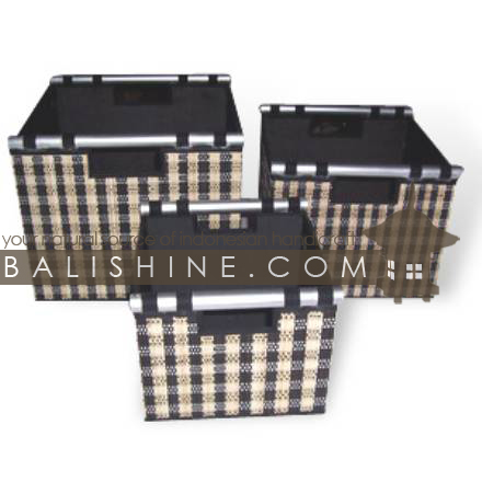 Balishine: Your natural source of indonesian handicraft presents in its Home Decor collection the Box Set Of 3:12JAS42799:This set of 3 squares boxes is produced in Indonesia made from coconut leaf.  Natural color