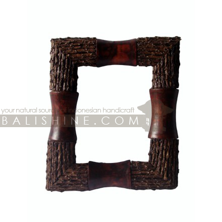 Balishine: Your natural source of indonesian handicraft presents in its Home Decor collection the Wall Frame:17DAI505517:This wall frame is produced in indonesia made from albasia wood with ylang-ylang wood's finishing.  Same as picture