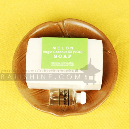 Balishine: Your natural source of indonesian handicraft presents in its Various collection the Soap Holder With Soap And Massage Oil:44ARJ552400:This set of coconut soap holder with coconut soap and an coconut massage oil 3 cc is produced in Bali made from tropical pulp flower.  Also available in aromas : Cucumber, Honey, Aloe-Vera, Avocado, Papaya, Amber, Apple, Bergamot, Cacao, Canabis, Chempaka, Cinnamon, Citronnella, Clove, Coconut, Coffe, Darshan, Euqaliptus, Frangipani, Gardenia, Grass, Jasmine, Krishna Musk, Lavender, Lemon, Lotus, Macana, Mango, Musk, Nagchampa, Narcis, Night Queen,  Opium, Orange, Orchid, Passion Fruit, Patchouly, Peppermint, Rose, Rosemary, Sakura, Sandalwood, Spice, Strawberry, Sweet balinese, Variety, Vetiver, Ylang-Ylang, Vanilla, Lotus.