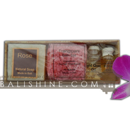 Balishine: Your natural source of indonesian handicraft presents in its Various collection the Spa StArting Mini Pack:44ARJ557521:This spa starting pack contain 1 natural soap of 50 gr, 1 bag of bath salt 50 gr and 2 different massage oil of 4cc each. Made in Bali from tropical pulp flower.  Available in aromas : Papaya, Chempaka,  Frangipani, Jasmine, Lavender, Sandalwood, Ylang-Ylang, Vanilla, Lotus.