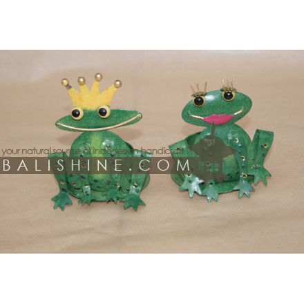 Balishine: Your natural source of indonesian handicraft presents in its Various collection the Candle Holder Frog:413MAH6075:This christmas candle holder decoration is produced in Bali and made from stainless.  Same as picture
