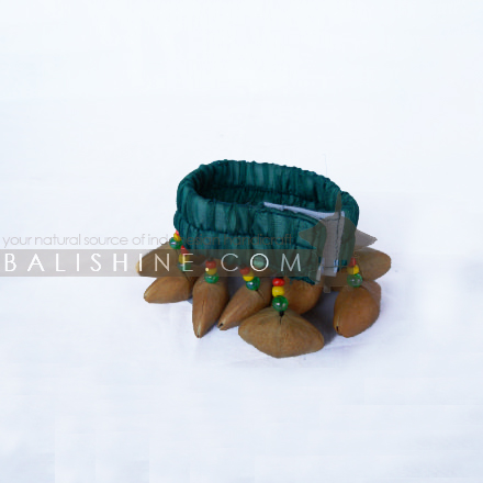 Balishine: Your natural source of indonesian handicraft presents in its Various collection the Bracelet Maracas:412CIK606741:This bracelet maracas is a handicraft of Bali made from natural skin of fruits and fabric.  