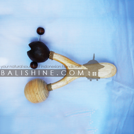 Balishine: Your natural source of indonesian handicraft presents in its Various collection the Natural Maracas:412CIK606732:This maracas is a handicraft of Bali made from albasia wood with nutmeg fruit and rottan.  