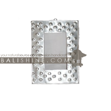 Balishine: Your natural source of indonesian handicraft presents in its Various collection the Photo Frame :45PUR196429:This photo frame is produced in Bali made from aluminium.  