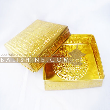 Balishine: Your natural source of indonesian handicraft presents in its Home Decor collection the Aluminium Box:12ABB46154:This box is produced in Bali made from aluminium.  Same as picture