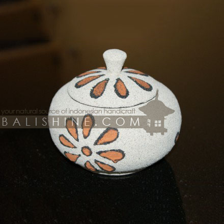 Balishine: Your natural source of indonesian handicraft presents in its Home Decor collection the Box:12DAI46297:This box is a handicraft of Bali made from albesia wood with colored sand finishing.  