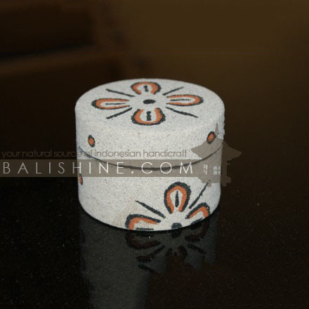Balishine: Your natural source of indonesian handicraft presents in its Home Decor collection the Box:12DAI46298:This box is a handicraft of Bali made from albesia wood with colored sand finishing.  