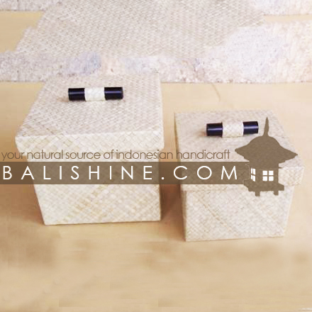 Balishine: Your natural source of indonesian handicraft presents in its Home Decor collection the Box Set Of 2:12JAS42835:This set of 2 squares boxes is produced in Indonesia made from pandanus.  Natural color