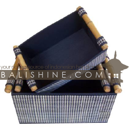 Balishine: Your natural source of indonesian handicraft presents in its Home Decor collection the Box Set Of 3:12JAS42794:This set of 3 rectangulars boxes is produced in Indonesia made from coconut leaf and cinamon.  Natural and black color