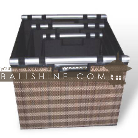 Balishine: Your natural source of indonesian handicraft presents in its Home Decor collection the Box Set Of 3:12JAS42798:This set of 3 squares boxes is produced in Indonesia made from coconut leaf.  Natural color