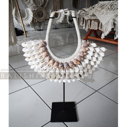 Balishine: Your natural source of indonesian handicraft presents in its Home Decor collection the Meno Tribal Shell Necklace Decorative on Stand:12NUS878008:For ancient Indonesians, jewelry as such was an essential part of ceremonial dress.  Jewelry could be worn as a symbol of power and standing or to protect the wearer from spiritual harm. The shell and feather necklace makes for a spectacular eye-catching home decor piece.  Each necklace is one-of-a-kind and will no doubt make a statement in your home.  This beautifully?crafted necklace?is?handmade in Indonesia.