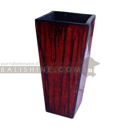 Balishine: Your natural source of indonesian handicraft presents in its Home Decor collection the Set of 3 vases:12YUN55823:This set of 3 vases is produced in Bali from teracota with painting glass mosaic finishing.  Same as picture