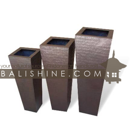 Balishine: Your natural source of indonesian handicraft presents in its Home Decor collection the Copper Vase:12JAS53463:This original vase is produced in Bali made from copper.  Grey color