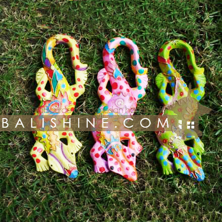 Balishine: Your natural source of indonesian handicraft presents in its Home Decor collection the Gaecko:17ERS483561:This gaecko is a handicraft of Bali made from albesia wood.  Mix color