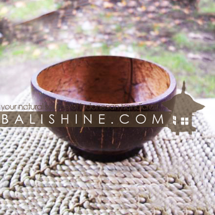 Balishine: Your natural source of indonesian handicraft presents in its Tableware collection the Bowl:624JAS2890:This bowl is produced in Bali made from natural coconut.  Natural color