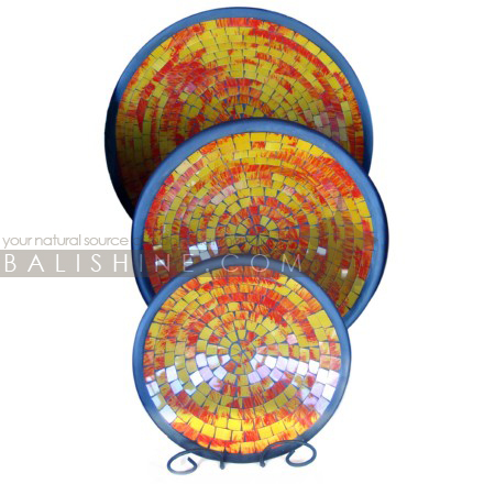 Balishine: Your natural source of indonesian handicraft presents in its Tableware collection the Platter set of 3:634ARA5816:This set of 3 platters is produced in Bali from teracota with painting glass mosaic finishing.  Same as picture, Display available, please contact us.