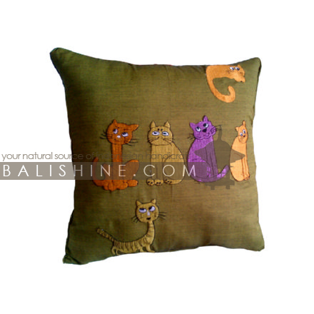 Balishine: Your natural source of indonesian handicraft presents in its Textile & Rugs collection the Pillow Cases:537MKN6916:This pillow case is produced in Bali it's a natural handmade textile with closing zip.  50% coton and 50% polyester. Same as picture