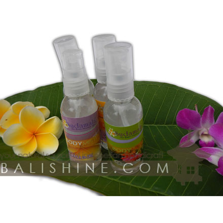 Balishine: Your natural source of indonesian handicraft presents in its Various collection the Body Mist 100 ml:44ARJ577505:This natural body mist 100 ml is produced in Bali made from tropical pulp flower in an original handmade glass bottle.  Also available in aromas : Papaya, Chempaka,  Frangipani, Jasmine, Lavender, Sandalwood, Ylang-Ylang, Vanilla, Lotus.