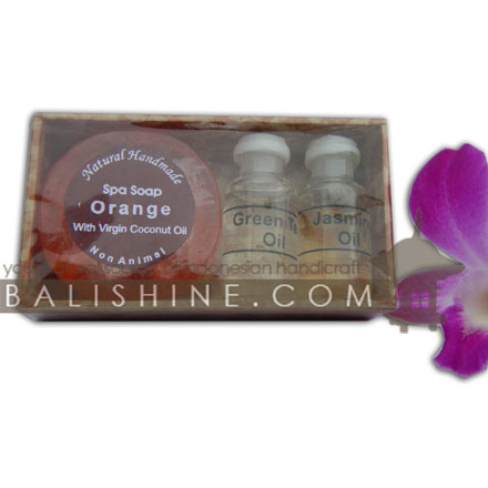 Balishine: Your natural source of indonesian handicraft presents in its Various collection the Spa Starting Mini Pack:44ARJ557516:This spa starting pack contain 1 natural round soap of 50 gr with texture inside and 2 different burning oil of 4cc each. Made in Bali from tropical pulp flower.  Available in aromas : Papaya, Chempaka,  Frangipani, Jasmine, Lavender, Sandalwood, Ylang-Ylang, Vanilla, Lotus.