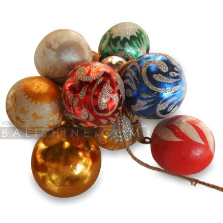 Balishine: Your natural source of indonesian handicraft presents in its Various collection the Hanging Decoration Ball:413RAT7953:This hanging christmas decoration is produced in Bali and made from natural albasia wood.   