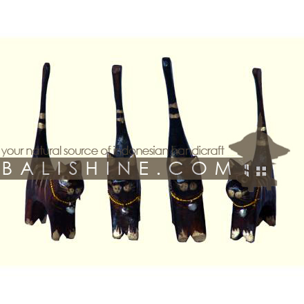 Balishine: Your natural source of indonesian handicraft presents in its Various collection the Funny Ring Holder:415POB7708:This set of 4 cats ring holder is produced in Bali made from albesia wood.  Full color