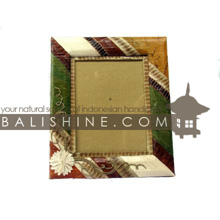 Balishine: Your natural source of indonesian handicraft presents in its Various collection the Photo Frame:45BIP19991:This photo frame  is produced in Bali made from 7 different  exotic leaf.  