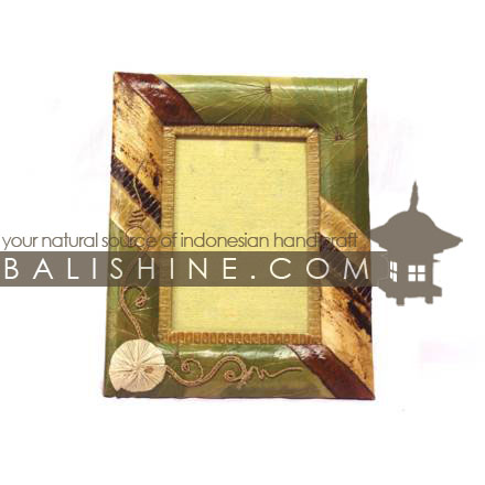 Balishine: Your natural source of indonesian handicraft presents in its Various collection the Photo Frame:45BIP19998:This photo frame  is produced in Bali made from 7 different  exotic leaf.  