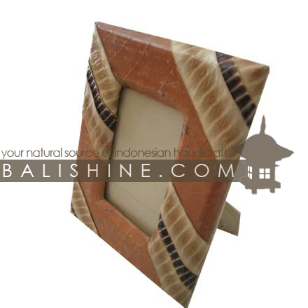 Balishine: Your natural source of indonesian handicraft presents in its Various collection the Photo Frame:45DIV19961:This photo frame  is produced in Bali made from 7 different  exotic leaf.  The size of the photo is 10X15 cm.