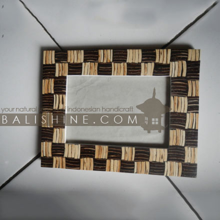 Balishine: Your natural source of indonesian handicraft presents in its Various collection the Photo Frame :45HIN196842:This photo frame is made from MDF wood with coconut shell mosaic finishing.  photo 4R