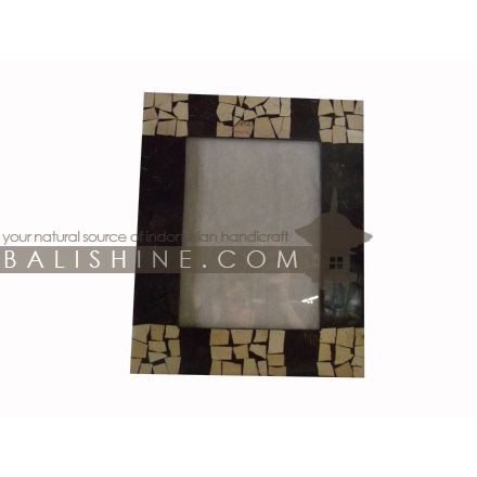 Balishine: Your natural source of indonesian handicraft presents in its Various collection the Photo Frame :45HIN196895:This photo frame is made from MDF wood with coconut shell mosaic finishing.  photo 4R