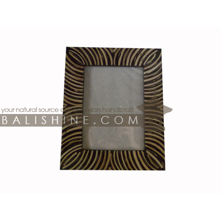 Balishine: Your natural source of indonesian handicraft presents in its Various collection the Photo Frame :45HIN196899:This photo frame is made from MDF wood with coconut shell mosaic finishing.  photo 4R