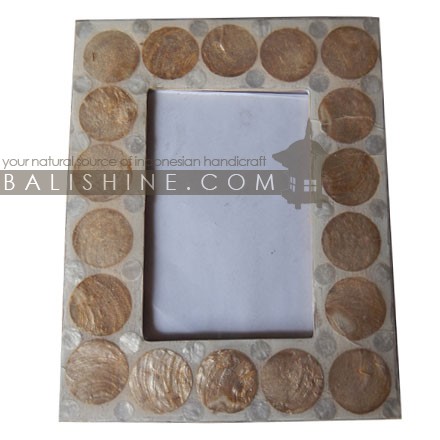 Balishine: Your natural source of indonesian handicraft presents in its Various collection the Photo Frame :45HIN197773:This photo frame is made from MDF wood with natural capiz shell mosaic finishing. Size 3R.  Other size and design, please contact us.