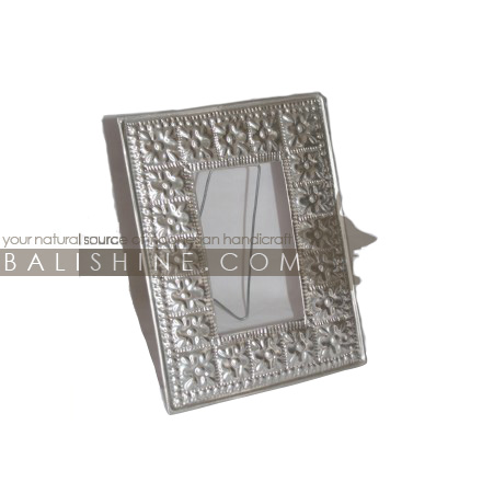 Balishine: Your natural source of indonesian handicraft presents in its Various collection the Photo Frame :45PUR196428:This photo frame is produced in Bali made from aluminium.  