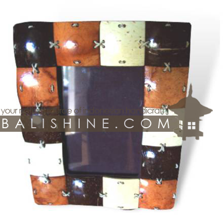 Balishine: Your natural source of indonesian handicraft presents in its Various collection the Photo Frame Set Of 3:45JAS192979:This set of 3 photos frame  is produced in Bali made from coconut.  Chocolate and natural color