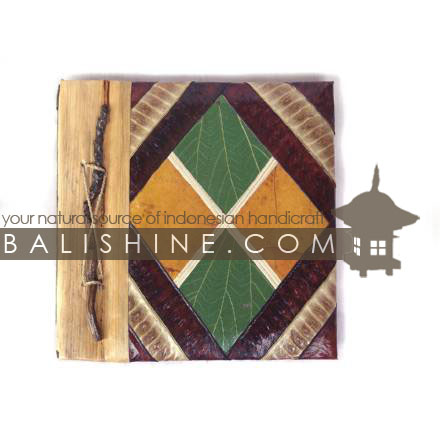 Balishine: Your natural source of indonesian handicraft presents in its Various collection the Photos Album:45BIP18930:This photo album  is produced in Bali made from 7 different  exotic leaf for the cover and 10 pages with recycle paper inside.  Inside maximum 20 photos 15X10 cm.