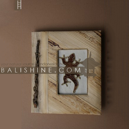 Balishine: Your natural source of indonesian handicraft presents in its Various collection the Photos Album:45PGU186142:This photo album  is produced in Bali made from 7 different  exotic leaf for the cover.  Inside maximum 40 photos 15X10 cm.