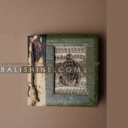 Balishine: Your natural source of indonesian handicraft presents in its Various collection the Photos Album:45PGU186143:This photo album  is produced in Bali made from 7 different  exotic leaf for the cover.  Inside maximum 40 photos 15X10 cm.